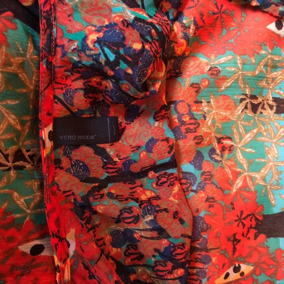 VERO MODA Semi-Sheer Tunic - Picture 6 of 6